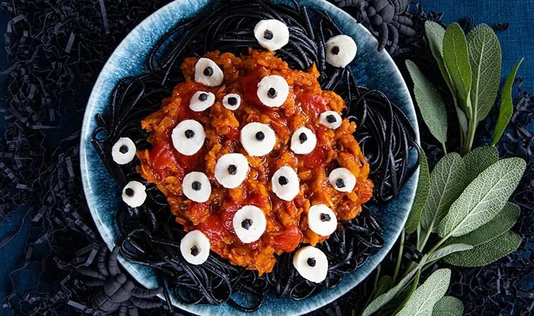 Halloweenrezept | Linguine Nero Viel-Augenmonster mit Kürbis-Tomatensauce