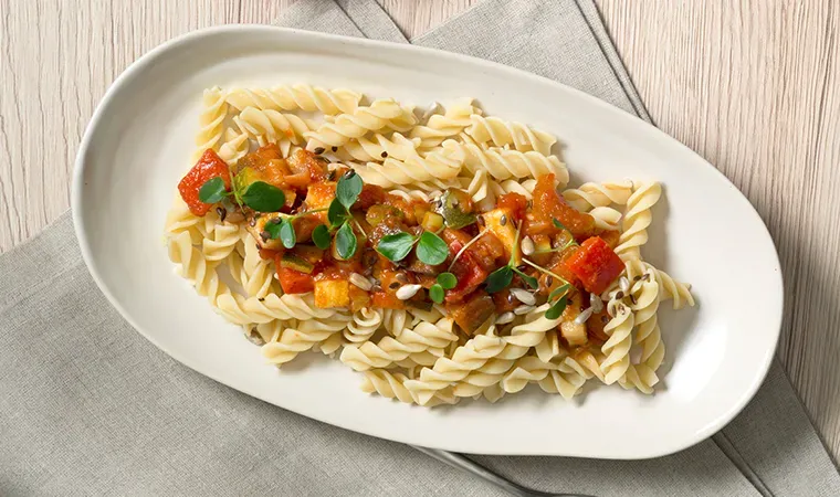 Low Carb Dralli mit Gemüseragout und gerösteten Powerkernen