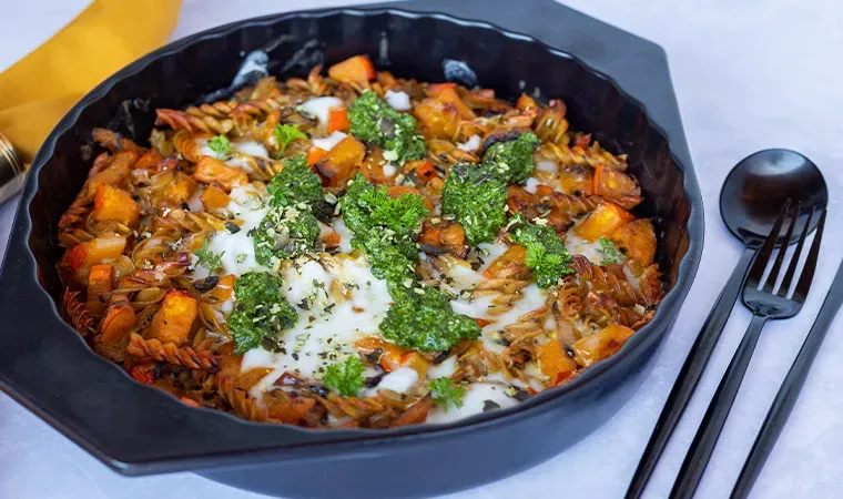 Low Carb Nudelauflauf mit Kürbis und Grünkohlpesto
