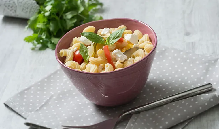 Low Carb Ratatouille mit Nudeln und Schafskäse
