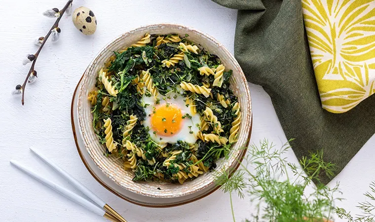 Low Carb Spinat Nudeln mit gratiniertem Ei im Nest
