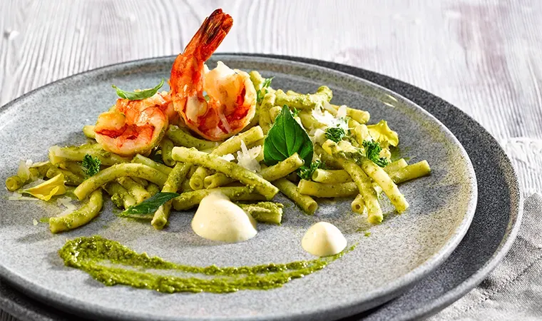 Maccaronelli in Kräuterpesto an Pilzschaum mit Alpengarnelen