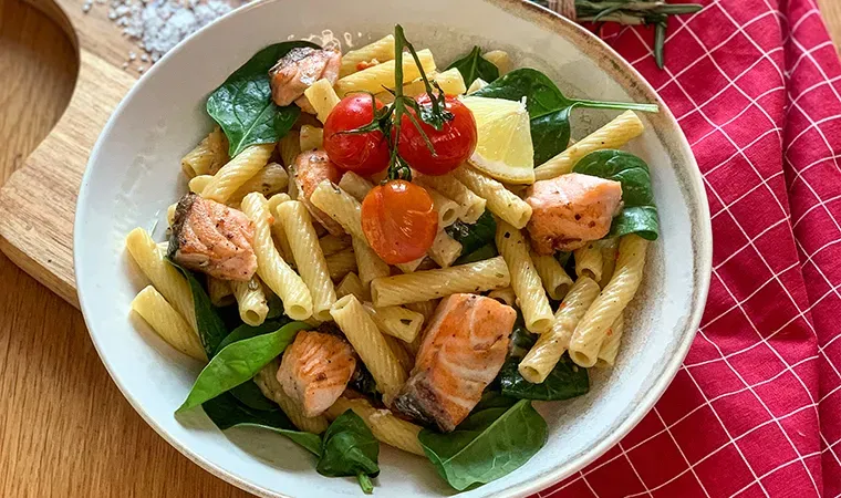 Makkaroni mit Lachs und prickelnder Zitronen-Gin-Sauce