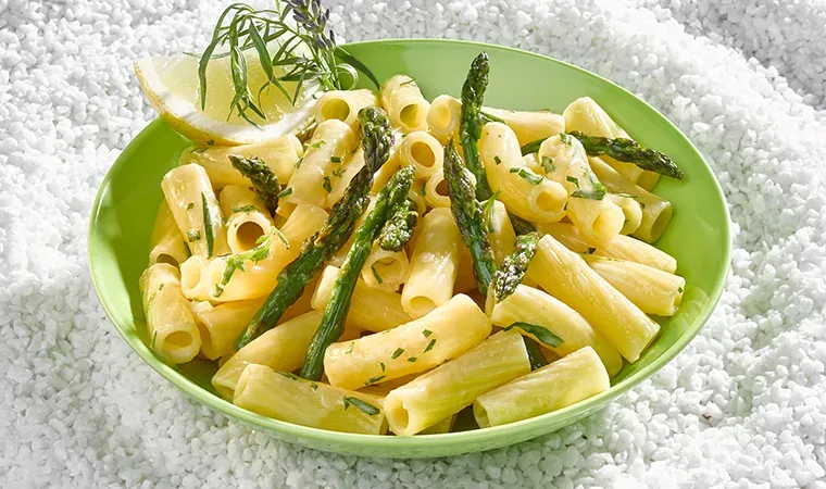 Maccheroni mit Zitrone, Taleggio Käse und wildem Spargel