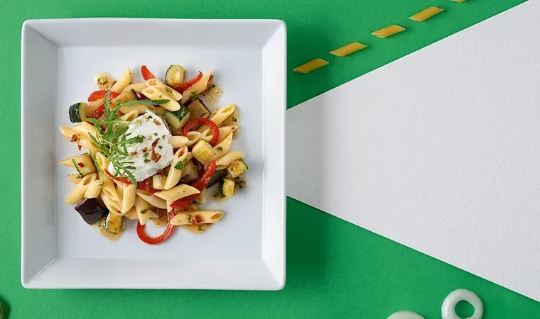 Mediterraner Nudelsalat mit würzigem Gemüse und mariniertem Mozzarella