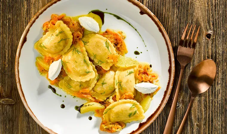 Mezzelune Kürbis auf Orangen-Kürbis-Ragout mit Ziegenfrischkäse