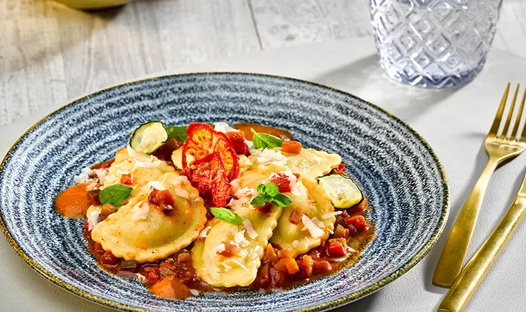 Mezzelune Mozzarella-Tomate auf provenzalischem Schmorgemüse und Schaum