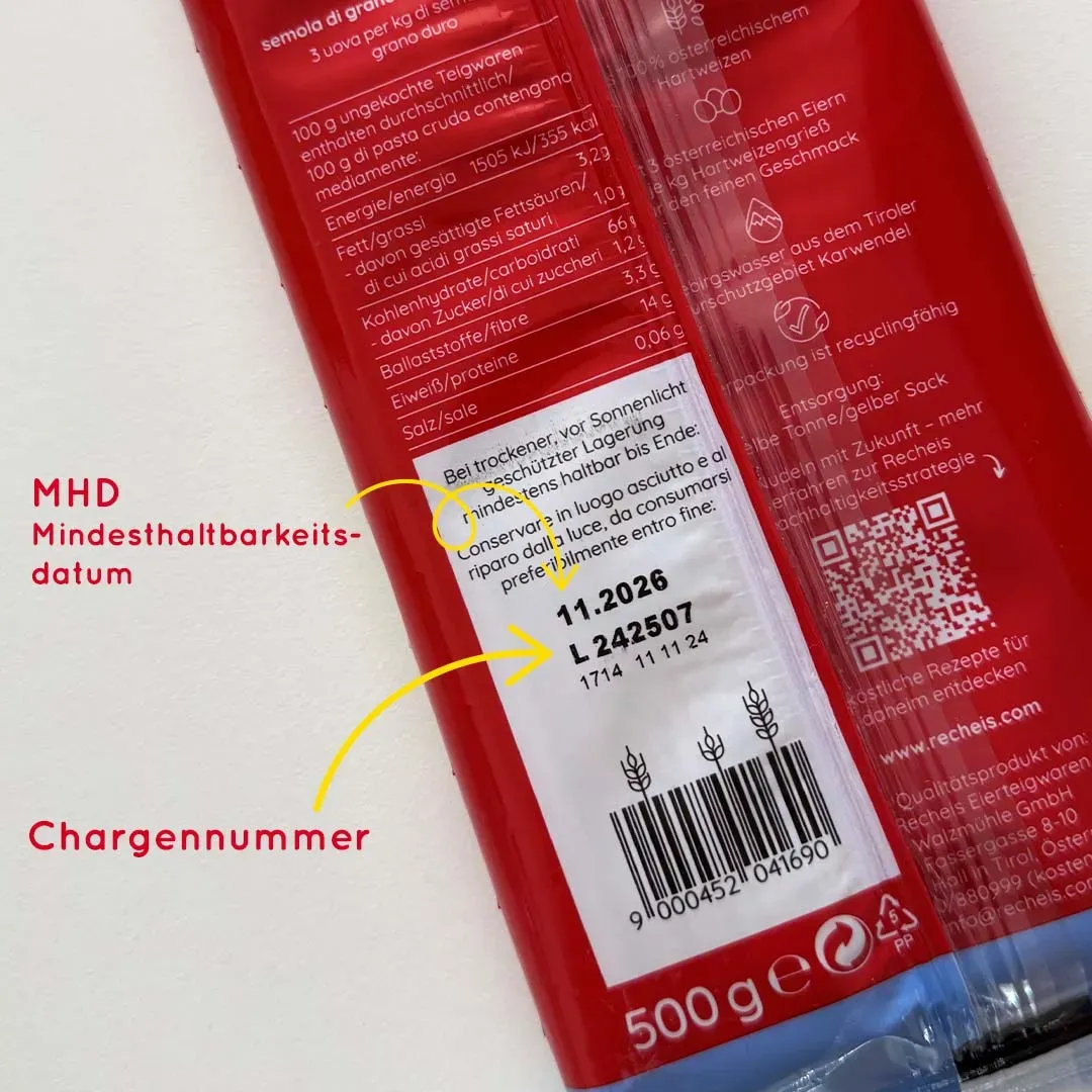 Rückseite einer roten Recheis-Verpackung mit Mindesthaltbarkeitsdatum und Chargennummer