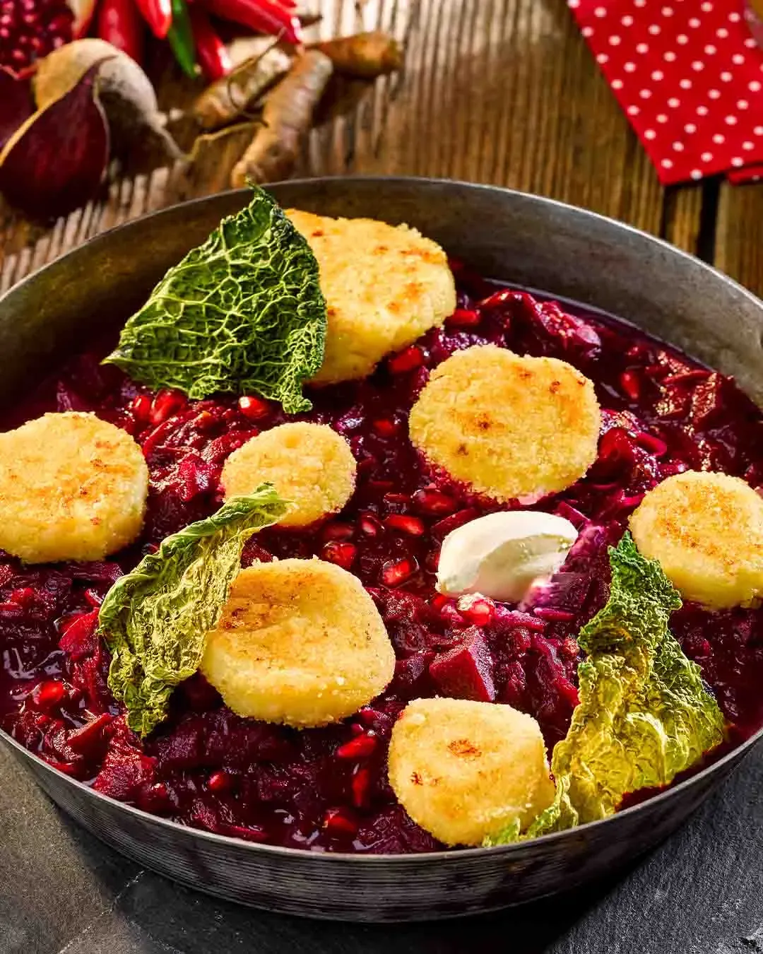 Nockerlgrieß Schöberl in Rote-Bete-Suppe mit gebratenen Käsescheiben und grünen Blättern