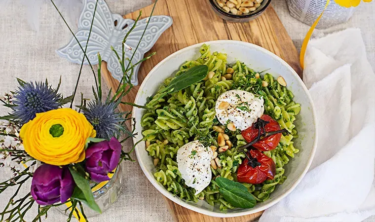 Nudelbowl glutenfrei mit Bärlauchpesto