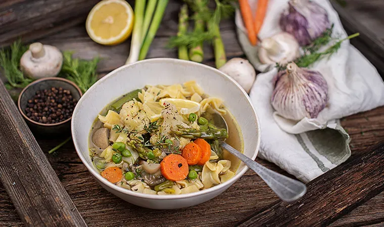 Nudel-One-Pot mit frischem Frühlingsgemüse und Fleckerl