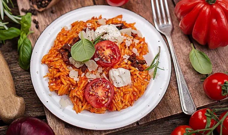 Nudel-Risotto mit Tomaten und Mozzarella