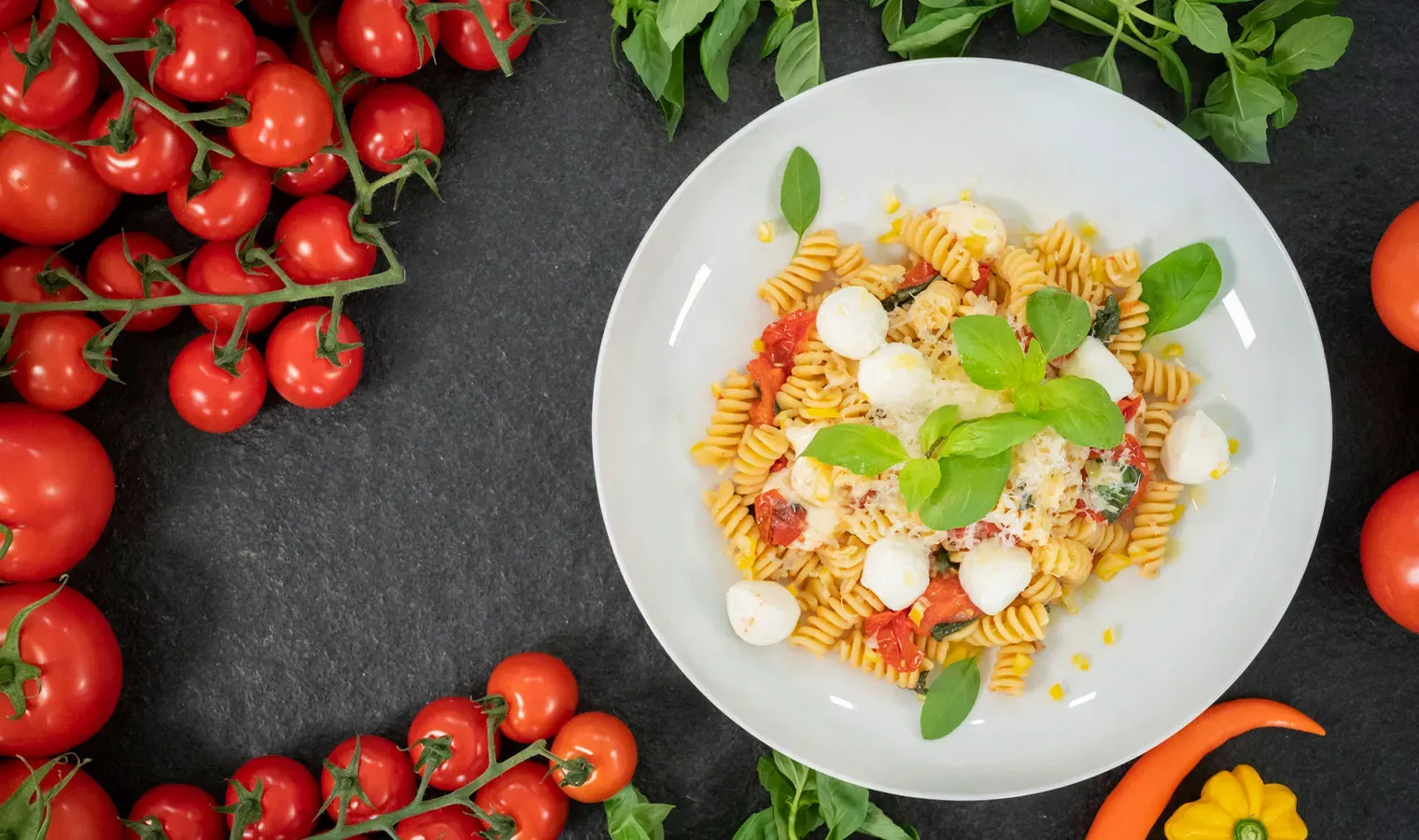 Nudeln Caprese mit Paradeiser und Mozzarella