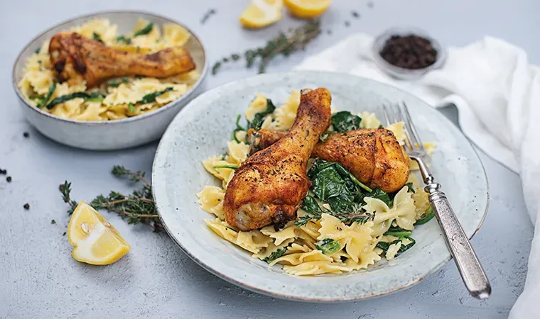 Nudelpfanne mit Hühnchen und Spinat