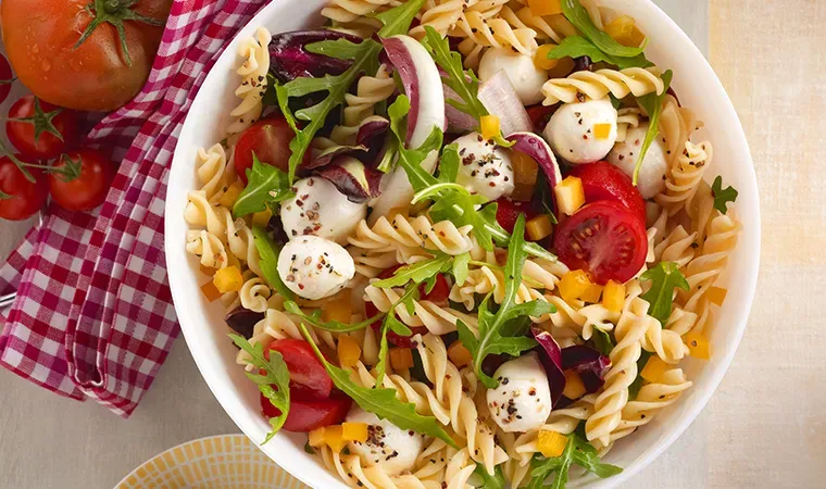 Frischer Nudelsalat mit Tomaten-Mozzarella