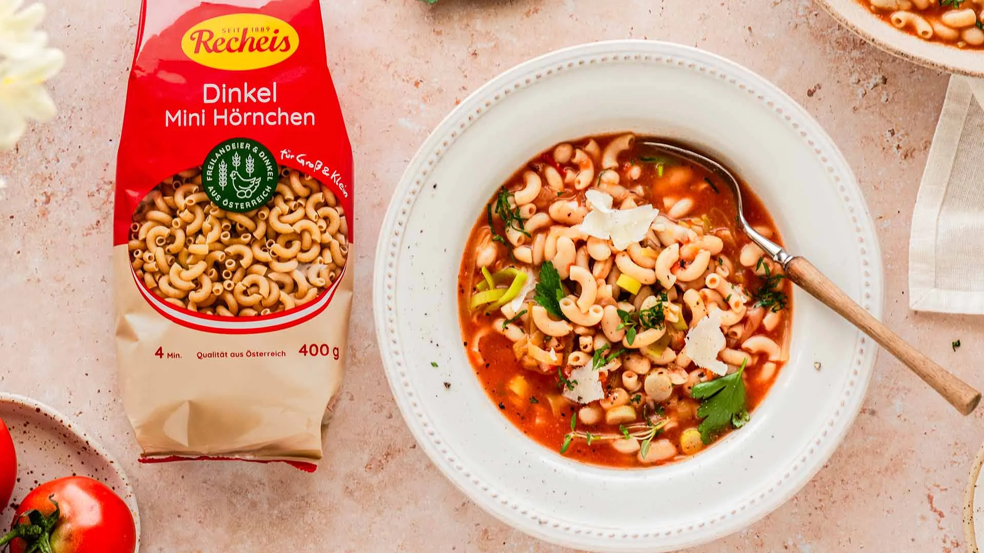 Nudelsuppe mit Recheis Dinkel Mini Hörnchen auf einem Teller neben der Packung