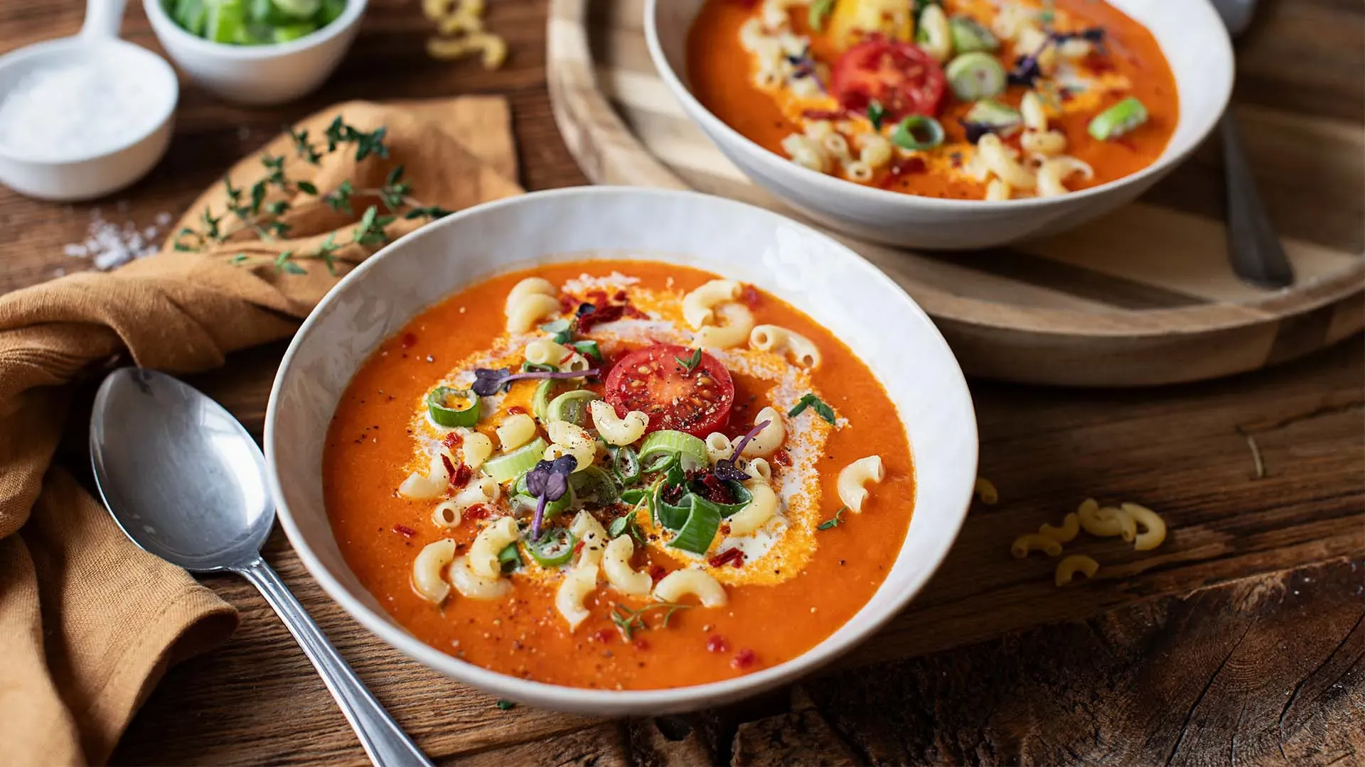 Geröstete Tomaten-Paprika-Suppe mit Mini Hörnchen