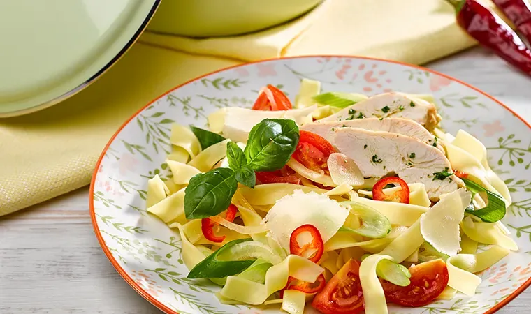 One Pot Bandnudeln mit Frühlingszwiebeln und Hühnerbrust