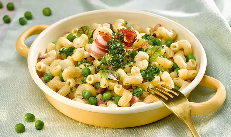 One Pot Hörnchen mit frischen Erbsen und Speck