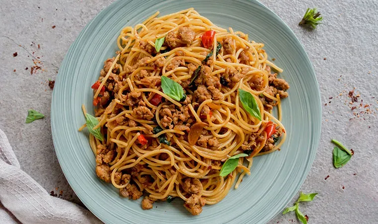 Pad Kra Pao mit Dinkelspaghetti