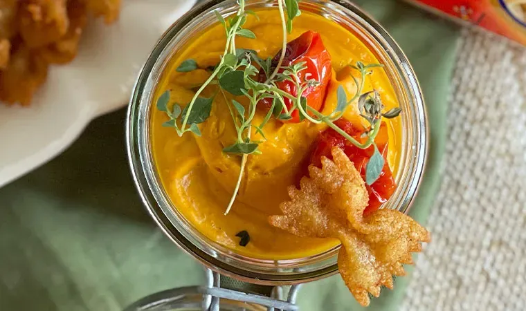 Paprika-Nudelchips mit selbstgemachtem Kürbisdip