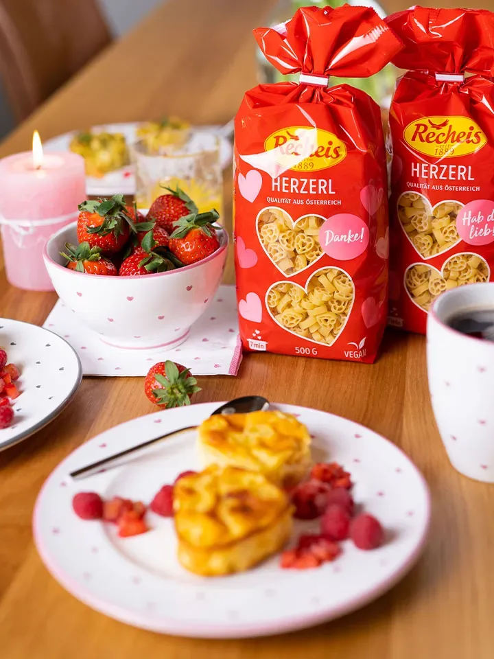 Süße Pasta-Muffins: Tisch mit Erdbeeren, Herznudeln von Recheis und herzförmigem Gebäck