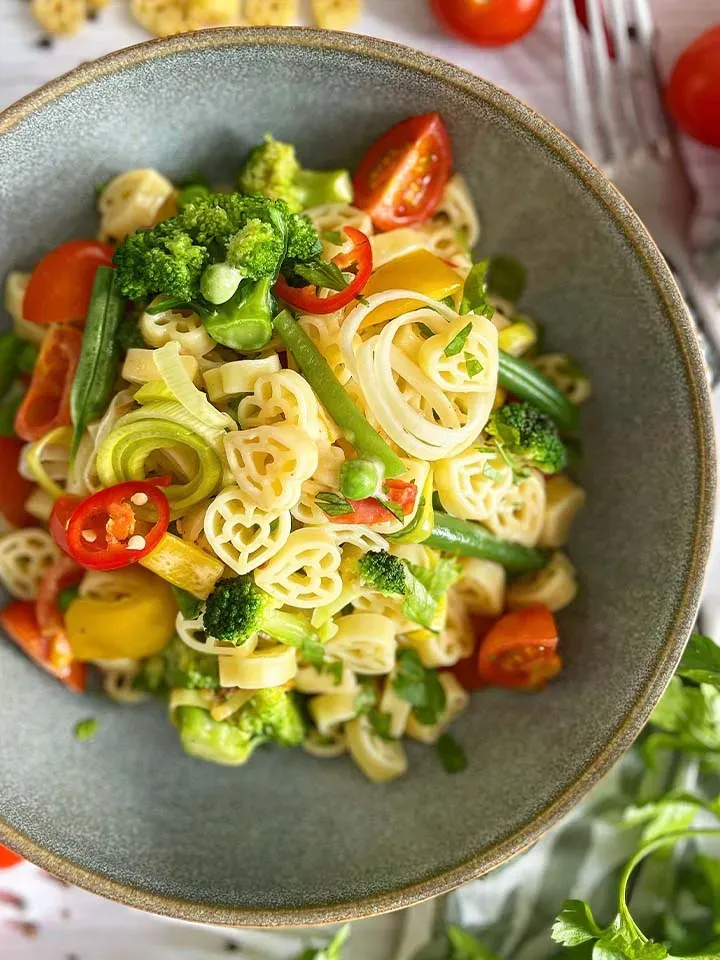 Pasta Primavera mit Brokkoli, Tomaten und Paprika in einer Schüssel