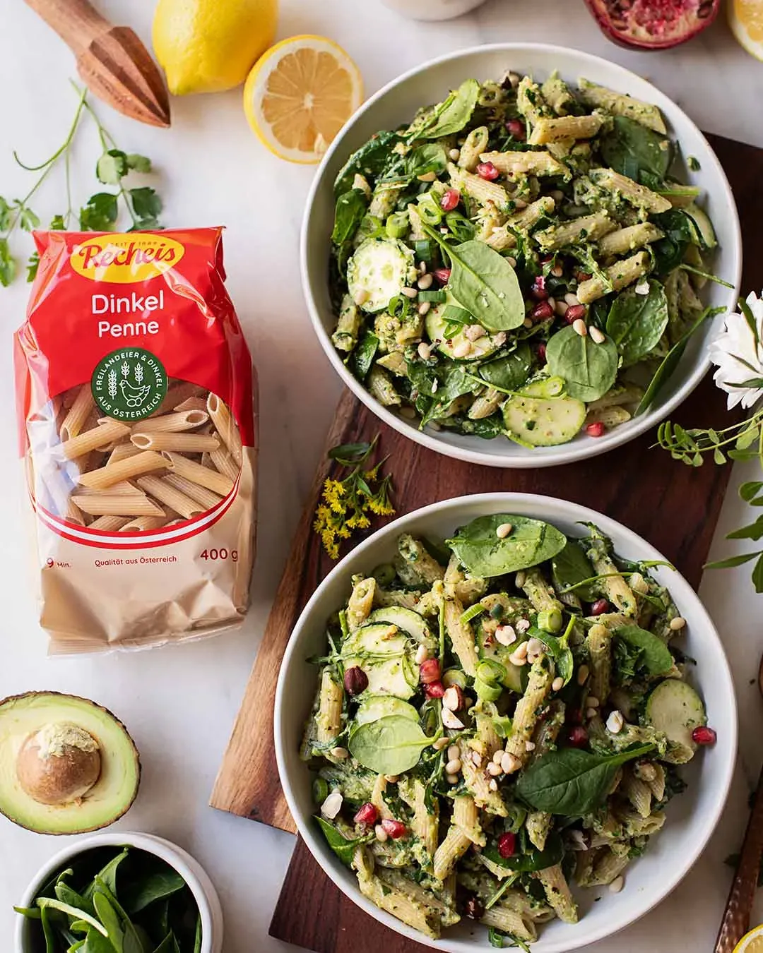 Zwei Schalen Green-Goddess-Nudelsalat mit Dinkelpenne und frischem Gemüse