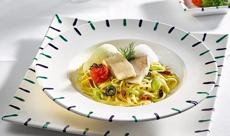 Pochiertes Reinankenfilet auf Tomaten-Oliven-Fettuccine