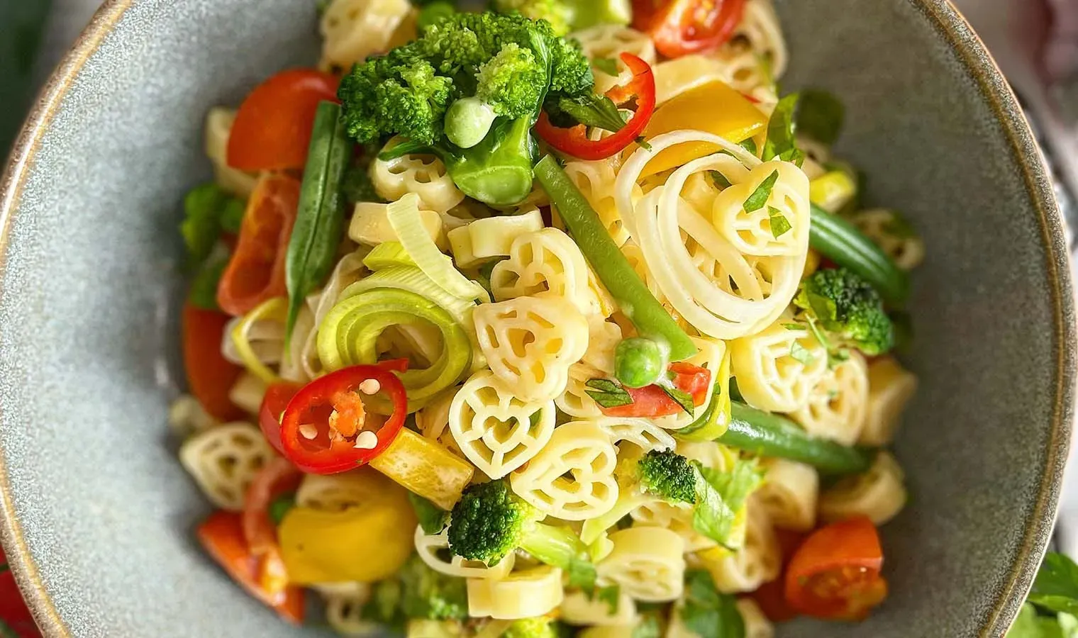 Primavera-Pasta mit Brokkoli, Paprika und Chili in einer Schüssel