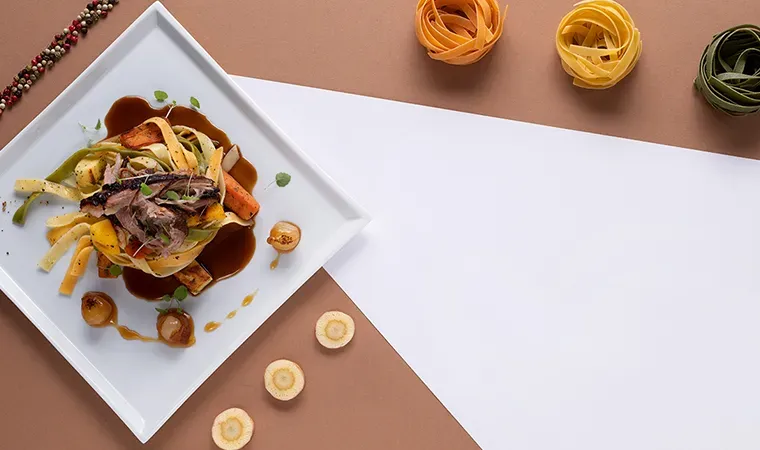 Pulled Pork mit karamellisierten Whiskey-Zwiebeln, Ofengemüse und Pfeffer-Tagliatelle