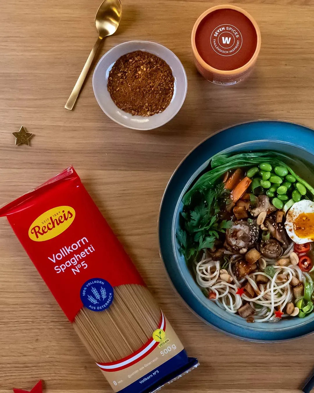 Vegetarische Ramen: Vollkornspaghetti, Gewürze und eine Schüssel mit asiatisch inspiriertem Nudelgericht