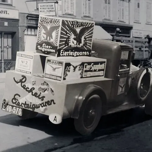 Altes Lieferauto von 1930 mit großen Eierkartons auf der Ladefläche in einer Stadt