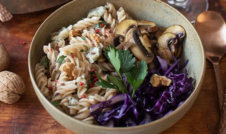 Nudeln mit Gorgonzolasauce, Rotkraut und Champignons