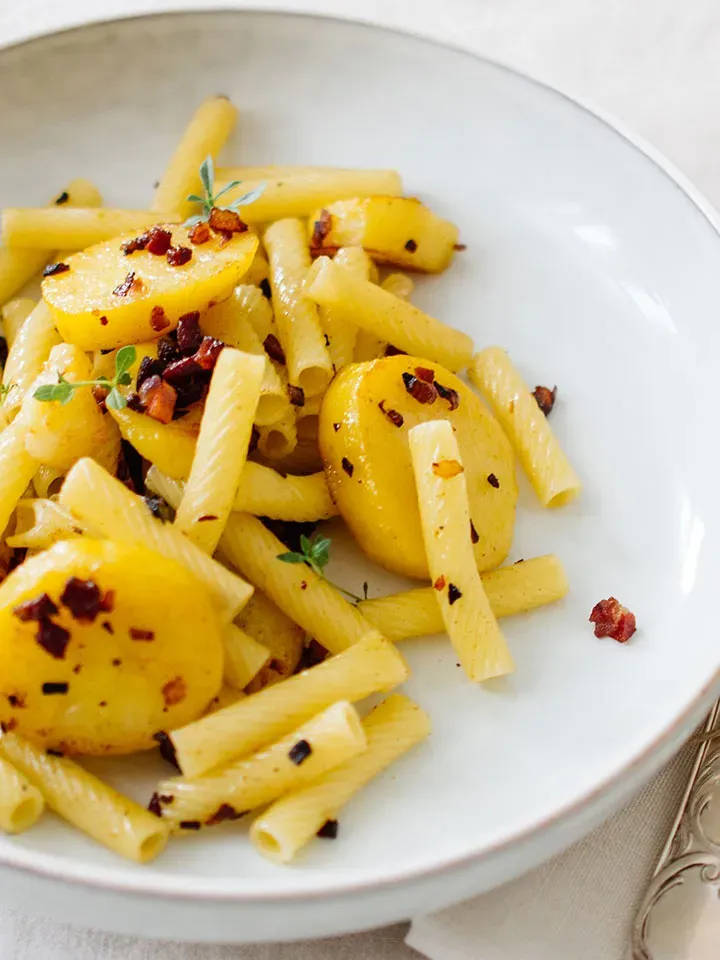 Grenadiermarsch mit Speck: Pasta mit Kartoffelscheiben und Gewürzen auf einem Teller