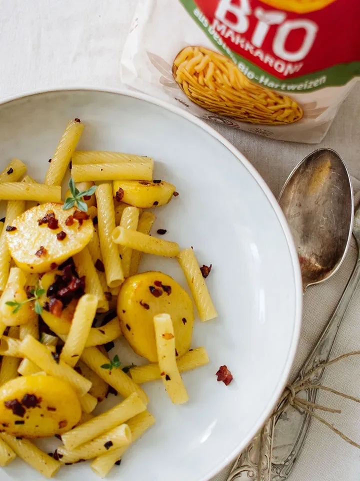 Grenadiermarsch: Pasta mit Kartoffeln, mit Chiliflocken und frischen Kräutern gewürzt, auf einem Teller