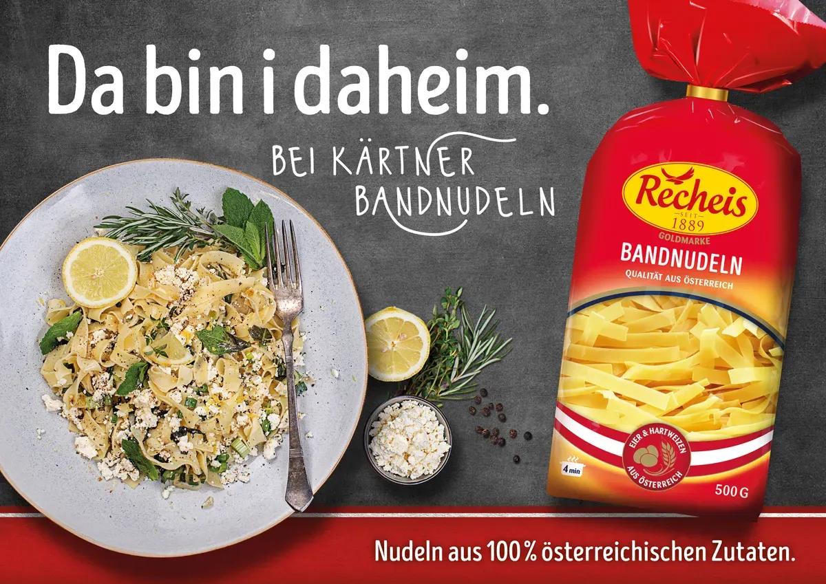 Kärntner Kasnudeln mit Recheis Bandnudeln: Teller Pasta mit Kräutern auf dunklem Hintergrund