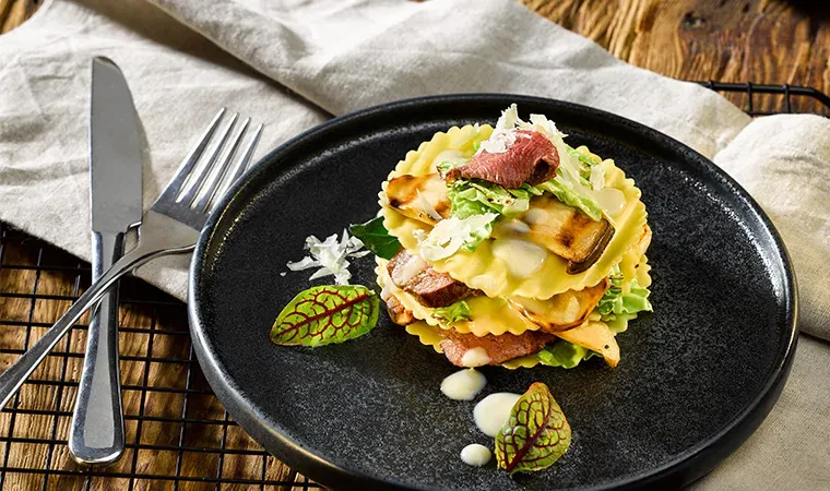 Offene Rehlasagne mit Pilzen und Wirsing