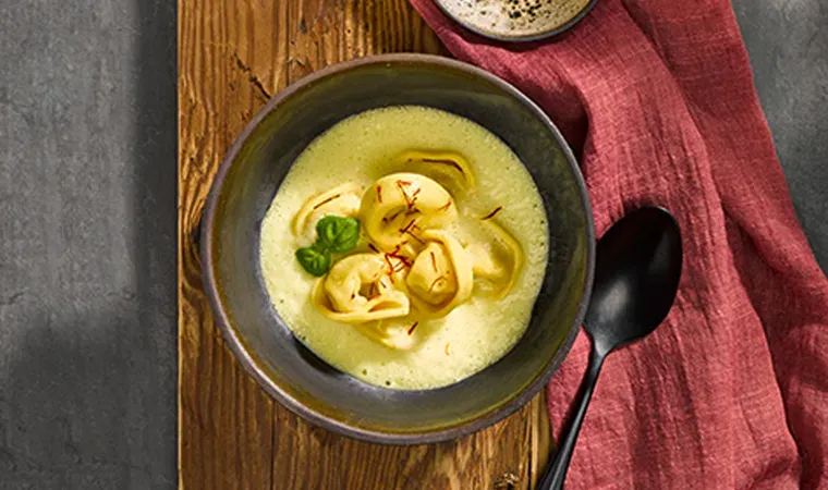 Tortelloni in Basilikumsuppe mit Safranfäden, Sauerrahm und Zimt