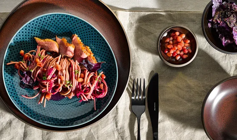 Spaghetti an Ente-Rotkraut-Granatapfel