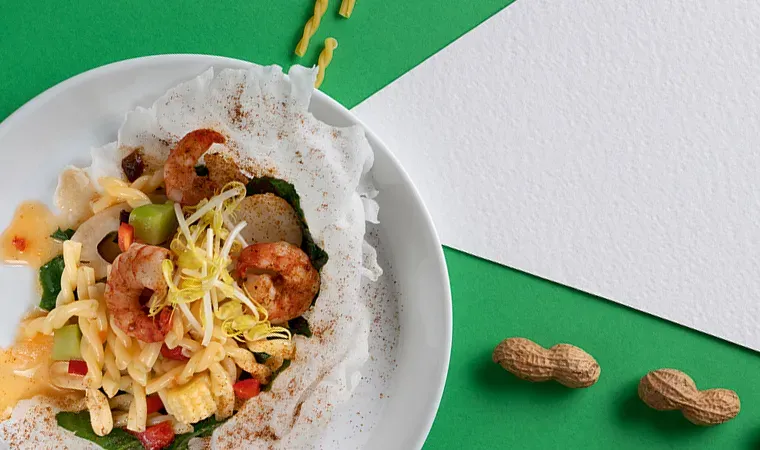 Süß-saurer Nudelsalat mit Treccine, Garnelen, Wasserkastanie und Lotuswurzel, dazu Reiscracker