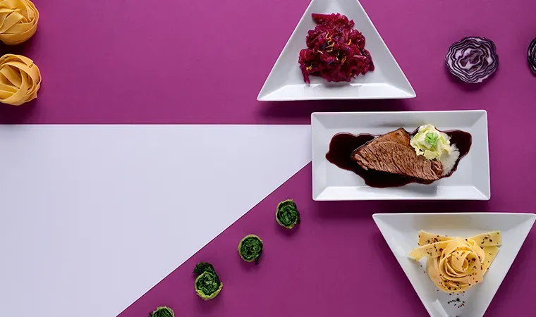 Geschmorte Rinderbrust in Rotwein-Balsamsauce, Apfelrotkraut und Pappardelle "Deluxe"
