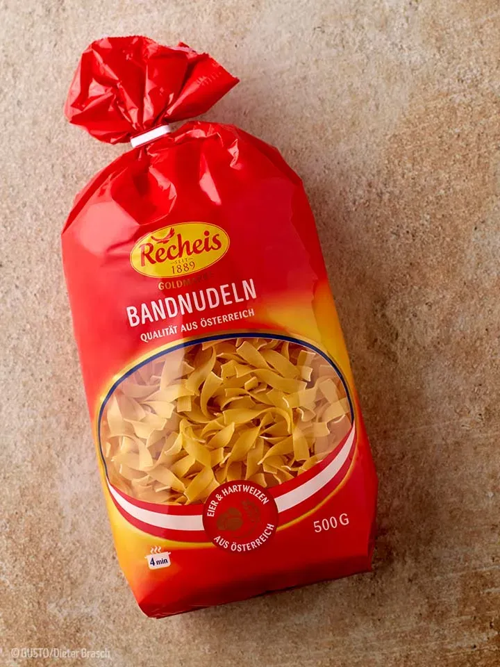 Rote Packung österreichische Bandnudeln von Recheis auf hellem Untergrund
