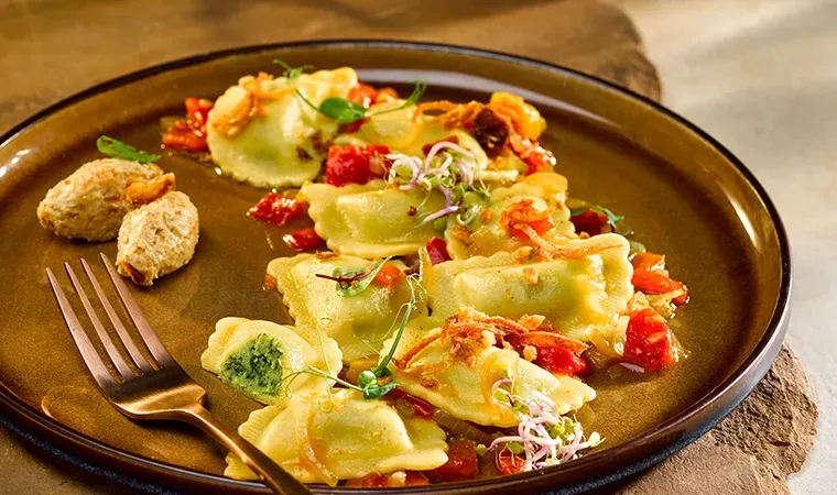 Schlutzkrapfen Spinat-Ricotta auf karamellisiertem Paprika-Schalottenragout mit Röstzwiebelcrunch