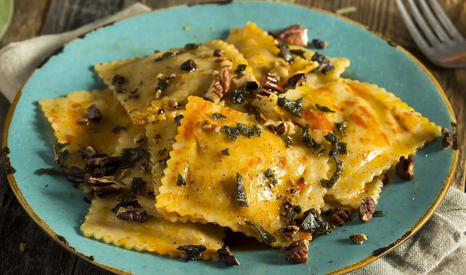 Hausgemachte Ravioli mit Kürbis-Mandel-Füllung
