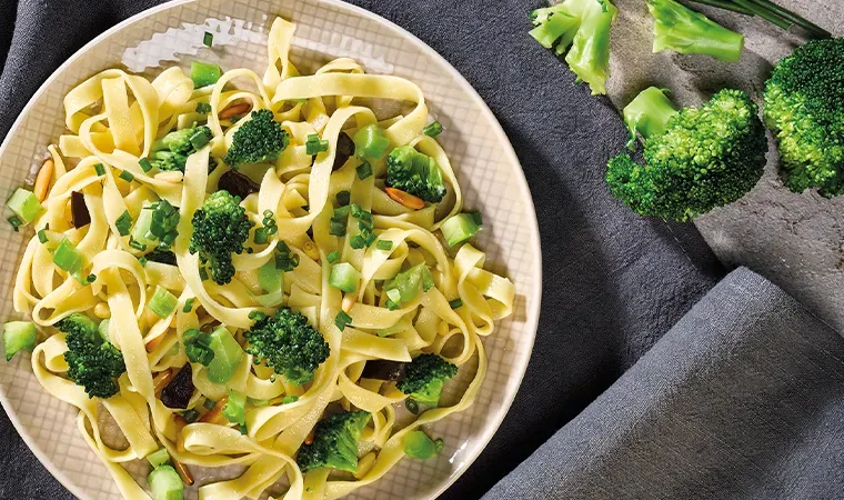 Tagliatelle mit geröstetem Brokkolistrunk und Herbsttrompeten