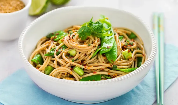 Sesamspaghetti mit Edamame und Frühlingszwiebel