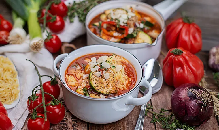 Sommer-Minestrone mit Nudelreis