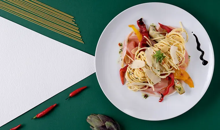 Spaghetti Aglio e Olio mit gegrilltem Paprika und Prosciutto
