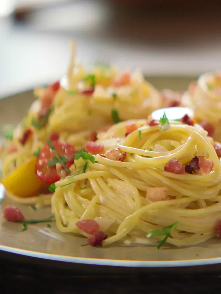 Spaghetti Carbonara mit Speck und Petersilie auf einem Teller